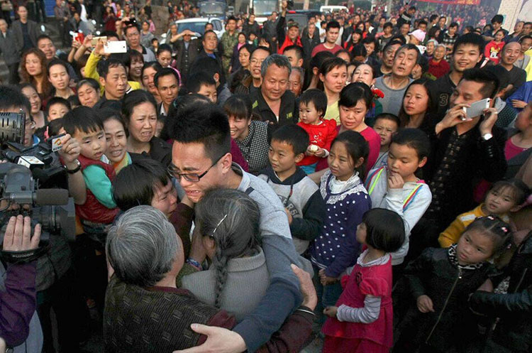潍坊4岁男孩被拐 26年后母子终团聚感动全村 
